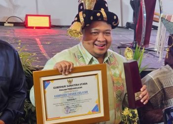 Bupati Tapsel  Dolly Pasaribu memperlihatkan dua  penghargaan yang diterima Pemkab Tapsel yakni, Juara Terbaik III Penghargaan Pembangunan Daerah (PPD) Tingkat Provinsi Sumut Tahun 2024 dan terbaik V atas pencapaian 10 kabupaten/kota se-Sumatera Utara dalam Realisasi Anggaran Belanja Tahun Anggaran 2023. (IST)