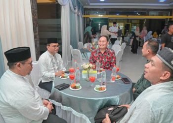 Pj.Wali Kota Padangsidimpuan Letnan Dalimunthe terlihat berbincang -bincang dengan Tim Supervisi Sumut sambil nunggu buka puasa bersama. (IST)