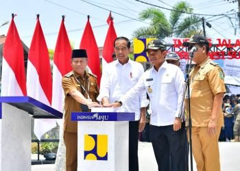 Pj Gubernur Sumatera Utara (Sumut) mendampingi Presiden RI Joko Widodo meresmikan pelaksanaan Inpres Jalan Daerah Sumut di Jalan DI Panjaitan, Kota Tanjungbalai, Kamis (14/3).  (DISKOMINFO SUMUT)