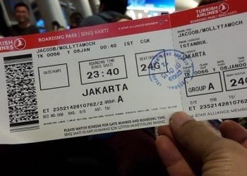 Tiket pesawat.