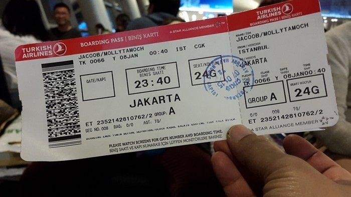 Tiket pesawat.