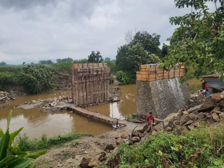 Proyek Jembatan Napitupulu Bagasan belum rampung.