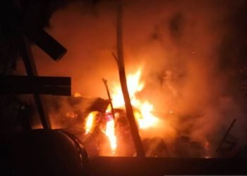 Api hanguskan gudang barang bekas di Sipoholon Taput. 