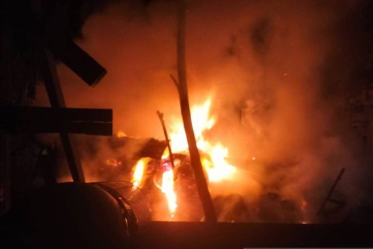 Api hanguskan gudang barang bekas di Sipoholon Taput.