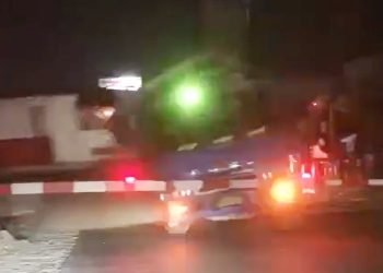 Truk yang berhenti sebelum ditabrak kereta api.