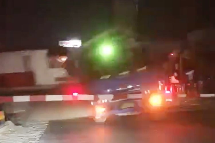 Truk yang berhenti sebelum ditabrak kereta api.