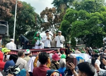 Ketua KPU Sumut Agus Arifin saat menemui massa yang berdemonstrasi. 