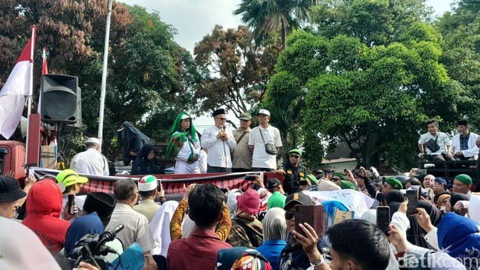 Ketua KPU Sumut Agus Arifin saat menemui massa yang berdemonstrasi.