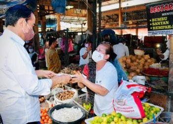 Jokowi berkunjung ke pasar.