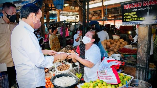 Jokowi berkunjung ke pasar.
