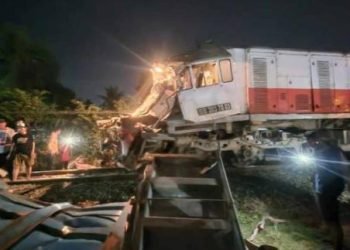 Lokomotif KA remuk parah.