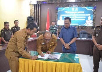 Pj.Wali Kota Padangsidimpuan Letnan Dalimunthe saat menandatangani MOU dengan Kejari Padangsidimpuan. (IST)