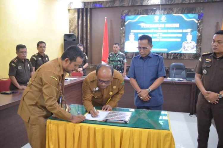 Pj.Wali Kota Padangsidimpuan Letnan Dalimunthe saat menandatangani MOU dengan Kejari Padangsidimpuan. (IST)