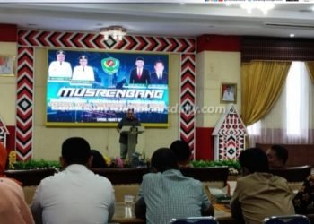 Bupati Tapsel Dolly Pasaribu saat menutup Musrenbang RKPD Tahun 2025 di Aula Serasi II Kantor Bupati Tapsel, Sipirok. (IST)