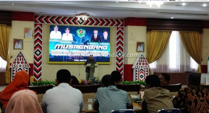Bupati Tapsel Dolly Pasaribu saat menutup Musrenbang RKPD Tahun 2025 di Aula Serasi II Kantor Bupati Tapsel, Sipirok. (IST)