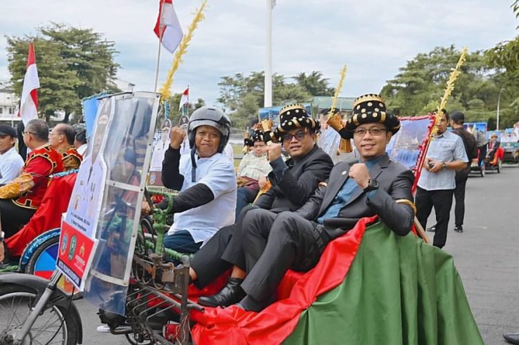 Pj. Wali Kota Letnan Naik becak Hadiri Pembukaan Musrenbang RKPD 2025 Sumut. (IST)