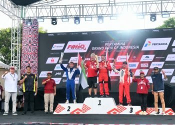 Pj Gubernur Sumut, Hassanudin bersama dengan Menteri Pemuda dan Olahraga RI Dito Ariotedjo menyerahkan Piala kepada para Juara F1 Powerboat  2024 yang digelar di Balige, Kabupaten Toba, Minggu (3/3/2024). (Diskominfo Sumut)