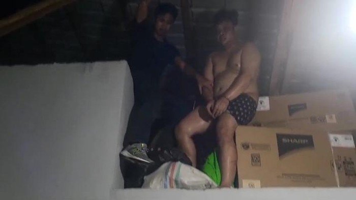 Penangkapan pengedar narkoba di Batu Bara yang bersembunyi di loteng rumah.