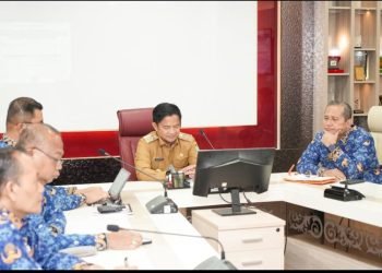 Pj Gubernur Sumut Hassanudin mengikuti Rapat Koordinasi (Rakor) Pengendalian Inflasi Daerah Bersama Menteri Dalam Negeri Tito Karnavian secara virtual dari  Ruangan Sumut Smart Province  lantai 6 Kantor Gubernur Sumut, Jalan Diponegoro Nomor 30 Medan,  Senin (18/3). (DISKOMINFO SUMUT)
