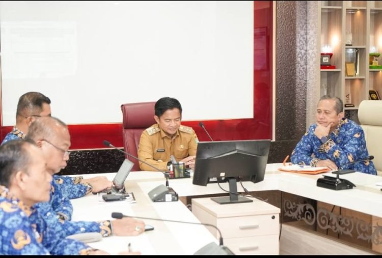 Pj Gubernur Sumut Hassanudin mengikuti Rapat Koordinasi (Rakor) Pengendalian Inflasi Daerah Bersama Menteri Dalam Negeri Tito Karnavian secara virtual dari  Ruangan Sumut Smart Province  lantai 6 Kantor Gubernur Sumut, Jalan Diponegoro Nomor 30 Medan,  Senin (18/3). (DISKOMINFO SUMUT)