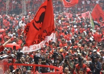 Massa dan simpatisan PDI Perjuangan.