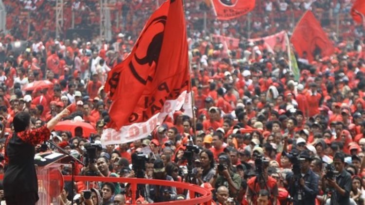 Massa dan simpatisan PDI Perjuangan.