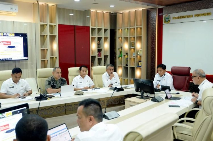 Pj Gubernur Sumatera Utara (Sumut) Hassanudin mengikuti rapat koordinasi optimalisasi pelaksanaan kinerja Penjabat Gubernur, Penjabat Bupati dan Penjabat Walikota terkait isu-isu strategis pelaksanaan Pemilihan Kepala Daerah (Pilkada) dan tata kelola penyelenggaraan pemerintahan daerah secara daring melalui Zoom meeting di ruang Sumut Smart Province Lantai 6 Kantor Gubernur Sumut Jalan Diponegoro Nomor 30 Medan, Rabu (27/3). (Diskominfo Sumut)