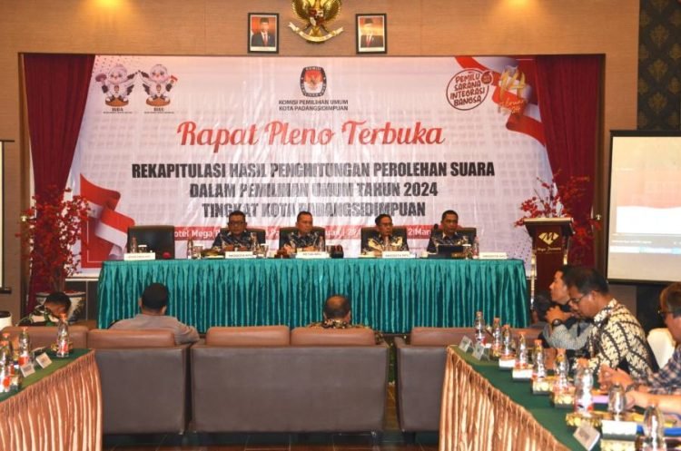KPU Kota Padangsidimpuan menggelar Rapat Pleno Terbuka perihal rekapitulasi hasil penghitungan perolehan suara dalam Pemilu Tahun 2024 tingkat Kota Padangsidimpuan di Aula Hotel Mega Permata (29/02/2024). (IST)