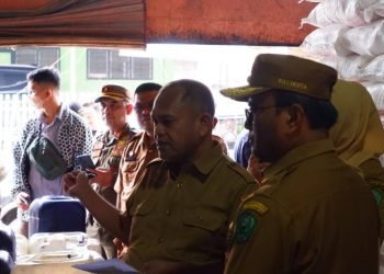 Pj.Wali Kota Padangsidimpuan Letnan Dalimunthe bersama Tim Satgas Ketahanan Pemerintah Kota Padangsidimpuan, Polres Padangsidimpuan dan instansi terkait melakukan monitoring harga dan stok komoditas pangan di beberapa distributor yang ada di Kota Padangsidimpuan, Selasa (19/3). (IST)
.