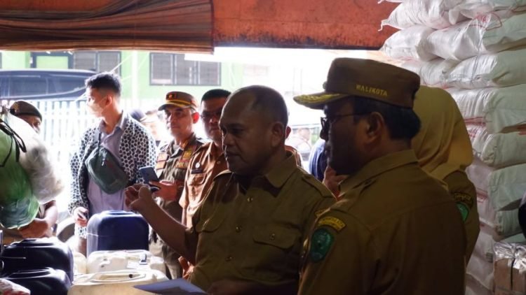 Pj.Wali Kota Padangsidimpuan Letnan Dalimunthe bersama Tim Satgas Ketahanan Pemerintah Kota Padangsidimpuan, Polres Padangsidimpuan dan instansi terkait melakukan monitoring harga dan stok komoditas pangan di beberapa distributor yang ada di Kota Padangsidimpuan, Selasa (19/3). (IST)
.