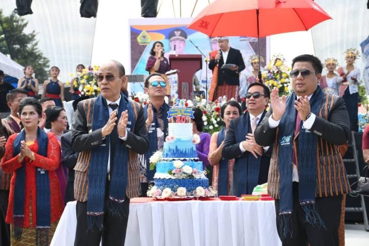 Pemotongan kue Hari Jadi Kabupaten Samosir ke-20 tahun.(Suriono Brandoi).