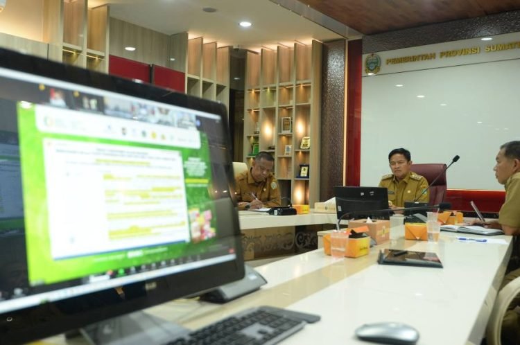 Pj Gubernur Sumatera Utara (Sumut) Hassanudin menghadiri Rapat Koordinasi Pengendalian Inflasi Tahun 2024 yang diselenggarakan oleh Kementerian Dalam Negeri RI secara daring melalui Zoom di Ruang Sumut Smart Province Lantai 6 Kantor Gubernur Sumut Jalan Diponegoro Nomor 30 Medan. Senin (4/3). (DISKOMINFO SUMUT)