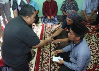 Bupati Tapsel Dolly Pasaribu memberikan bantuan kepada keluarga korban akibat terbawa arus Sungai di Desa Aek Badak Jae, Kecamatan Sayur Matinggi, Sabtu (2/3). (IST)