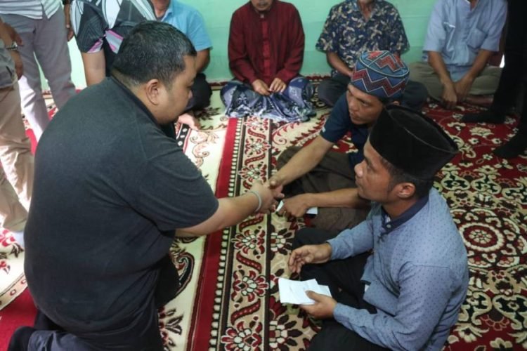 Bupati Tapsel Dolly Pasaribu memberikan bantuan kepada keluarga korban akibat terbawa arus Sungai di Desa Aek Badak Jae, Kecamatan Sayur Matinggi, Sabtu (2/3). (IST)