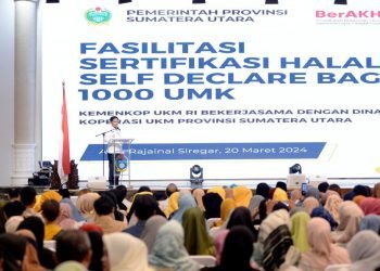 Pj Gubernur Sumatera Utara (Sumut) Hassanudin menyampaikan sambutan pada acara Fasilitasi Pengurusan Sertifikat Halal Self Declare kepada 1.000 pelaku Usaha Mikro dan Kecil melalui Dinas Koperasi, Usaha Kecil dan Menengah Provinsi Sumut di Aula Raja Inal Siregar, Kantor Gubernur Sumut Jalan Diponegoro Nomor 30 Medan, Rabu (20/3). Fasilitasi ini terselenggara atas kerjasama dengan Kementerian Koperasi dan Usaha Kecil Menengah Republik Indonesia dalam mewujudkan wajib Halal Oktober 2024. (Diskominfo Sumut)