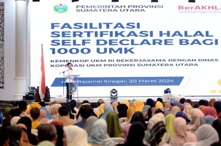 Pj Gubernur Sumatera Utara (Sumut) Hassanudin menyampaikan sambutan pada acara Fasilitasi Pengurusan Sertifikat Halal Self Declare kepada 1.000 pelaku Usaha Mikro dan Kecil melalui Dinas Koperasi, Usaha Kecil dan Menengah Provinsi Sumut di Aula Raja Inal Siregar, Kantor Gubernur Sumut Jalan Diponegoro Nomor 30 Medan, Rabu (20/3). Fasilitasi ini terselenggara atas kerjasama dengan Kementerian Koperasi dan Usaha Kecil Menengah Republik Indonesia dalam mewujudkan wajib Halal Oktober 2024. (Diskominfo Sumut)