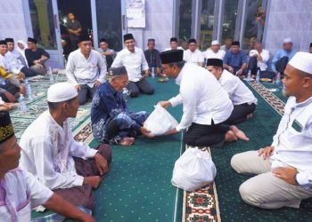 Pj.Wali Kota Letnan Dalimunthe membagikan paket Sembako kepada masyarakat sebanyak 30 paket, serta penyerahan bantuan Pemko Padangsidimpuan kepada Masjid Nurul Iman sebesar Rp. 20.000.000 pada Safari ramadhan di desa Huta lombang. (IST)