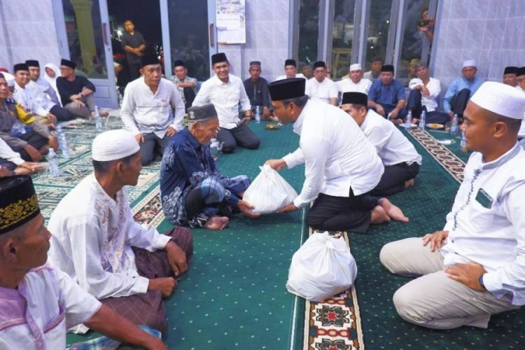 Pj.Wali Kota Letnan Dalimunthe membagikan paket Sembako kepada masyarakat sebanyak 30 paket, serta penyerahan bantuan Pemko Padangsidimpuan kepada Masjid Nurul Iman sebesar Rp. 20.000.000 pada Safari ramadhan di desa Huta lombang. (IST)