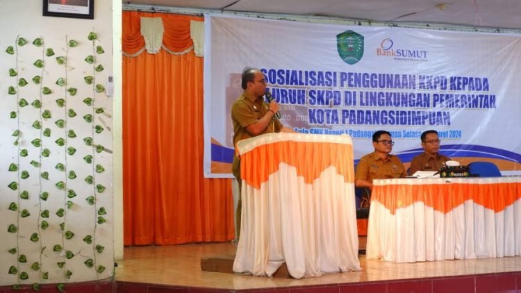Pj.Wali Kota Padangsidimpuan memberikan sambutan di sosialisasi penggunaan Kartu Kredit Pemerintah Daerah (KKPD) kepada seluruh SKPD di lingkup Pemerintah Kota Padangsidimpuan, yang dilaksanakan di aula SMK Negeri 1, Selasa (19/03). (IST)