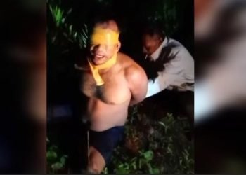 Tangkapan layar saat korban ditemukan di pinggir jalan dalam kondisi tangan dan mata diikat. 