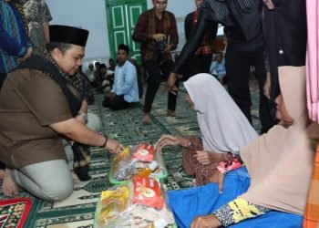 Bupati Tapsel Dolly Pasaribu buka bersama dengan Masyarakat Sipirok di Masjid Sri Alam Dunia, Kelurahan Bagas Godang, Kecamatan Sipirok.