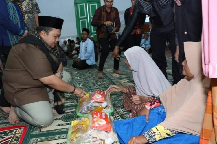 Bupati Tapsel Dolly Pasaribu buka bersama dengan Masyarakat Sipirok di Masjid Sri Alam Dunia, Kelurahan Bagas Godang, Kecamatan Sipirok.