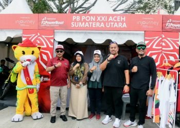 Pj Gubernur Sumut Hassanudin meninjau Stan Pengurus Besar PON XXI Aceh - Sumut 2024 yang berada di area venue F1 Powerboat 2024, Balige, Kabupaten Toba, Minggu (3/3/2024). (Diskominfo Sumut)