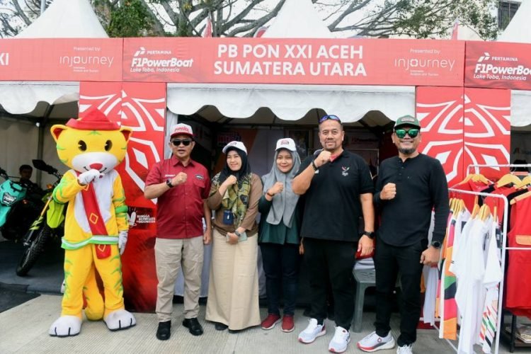 Pj Gubernur Sumut Hassanudin meninjau Stan Pengurus Besar PON XXI Aceh - Sumut 2024 yang berada di area venue F1 Powerboat 2024, Balige, Kabupaten Toba, Minggu (3/3/2024). (Diskominfo Sumut)