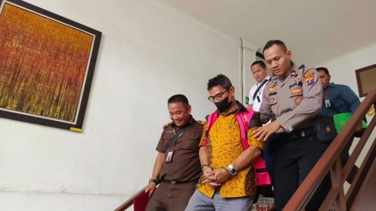 Mantan Dirkeu RSUP Adam Malik, Mangapul Bakara saat digiring petugas menuju mobil tahanan untuk ditahan atas dugaan kasus korupsi. 