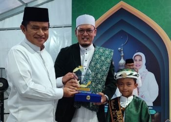 Penjabat (Pj) Gubernur Sumatera Utara (Sumut) Hassanudin mendapat penghargaan sebagai Ayah Duta Dai Cilik TVRI Sumut, yang disampaikan Ketua Tim Akademi Dai Cilik (ADC) TVRI Sumut Ustaz Muhammad Fadhli Sudiro, mewakili Kepala Stasiun TVRI Sumut Tachrizal, pada acara buka puasa bersama dengan ribuan Ojek Online (Ojol) dan masyarakat di Rumah Dinas Gubernur Sumut, Jalan Sudirman Nomor 41, Medan, Selasa (2/4).  (DISKOMINFO SUMUT)