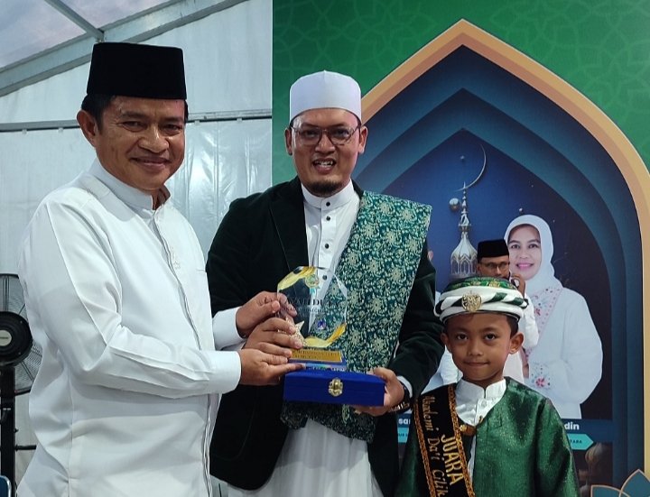 Penjabat (Pj) Gubernur Sumatera Utara (Sumut) Hassanudin mendapat penghargaan sebagai Ayah Duta Dai Cilik TVRI Sumut, yang disampaikan Ketua Tim Akademi Dai Cilik (ADC) TVRI Sumut Ustaz Muhammad Fadhli Sudiro, mewakili Kepala Stasiun TVRI Sumut Tachrizal, pada acara buka puasa bersama dengan ribuan Ojek Online (Ojol) dan masyarakat di Rumah Dinas Gubernur Sumut, Jalan Sudirman Nomor 41, Medan, Selasa (2/4).  (DISKOMINFO SUMUT)