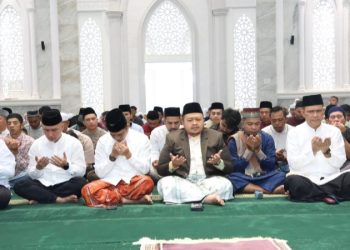 Bupati Tapsel Sholat hari raya Idul fitri 1445 H/ 2023 M di Masjid Syahrun Nur Sipirok. (IST)