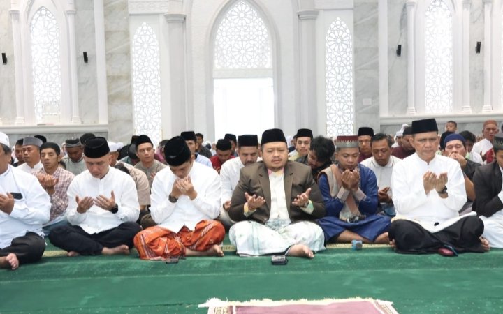 Bupati Tapsel Sholat hari raya Idul fitri 1445 H/ 2023 M di Masjid Syahrun Nur Sipirok. (IST)