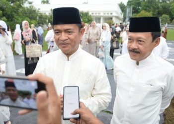 Pj Gubernur Sumatera Utara (Sumut) Hassanudin bersama jajaran Organisasi Perangkat Daerah (OPD) Pemerintah Provinsi Sumut melaksanakan Salat Idulfitri 1445 H di Halaman Rumah Dinas Gubernur Sumut Jalan Sudirman Nomor 41 Medan, Rabu (10/4). (Diskominfo Sumut)